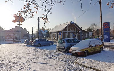 Samochody z reklamą na ogólnodostępnych parkingach