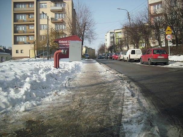 Chodnik przy ul. Wiśniowej w Trzebini.