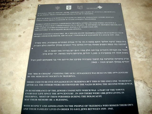 Tablica pamiątkowa na ścianie trzebińskiej bożnicy. tablica_synagoga